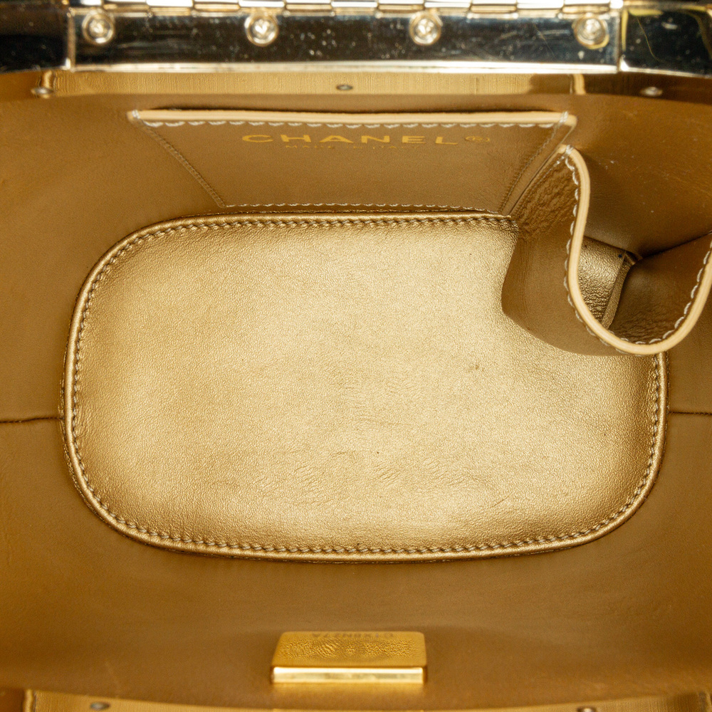 Pre-Loved Chanel Quilted Patent Logo Chain Vanity Case - Picture 4 of 7